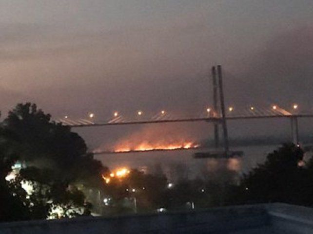 Una toma que muestra el puente que une Rosario con Victoria.