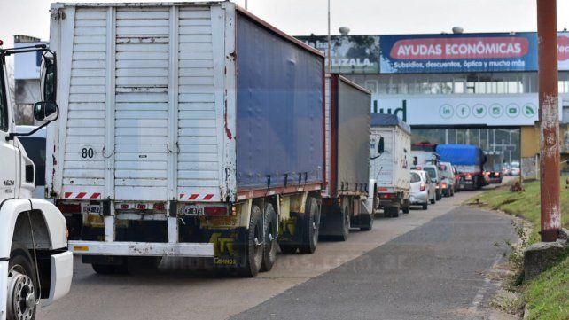 Largas colas en el Túnel, por el pedido de hisopado negativo de coronavirus que exigen en Santa Fe a quienes proceden de Entre Ríos. 
