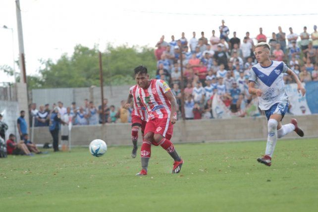 Mansilla en acción en el encuentro que Atlético Paraná disputó ante Sportivo Urquiza por el Regional Amateur