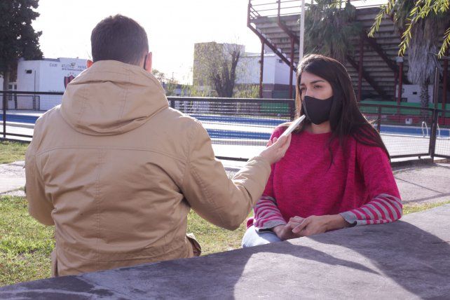 Andrés Martino entrevistó a Gimena Gaitán en la zona de piletas.