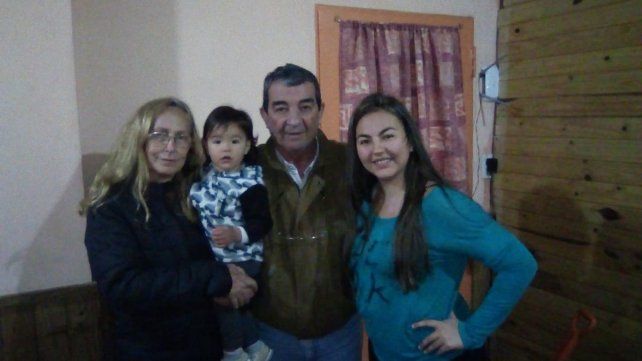 Ofelia con su bisnieta Ámbar, su esposo Juan Carlos Ambar y su nieta paula.