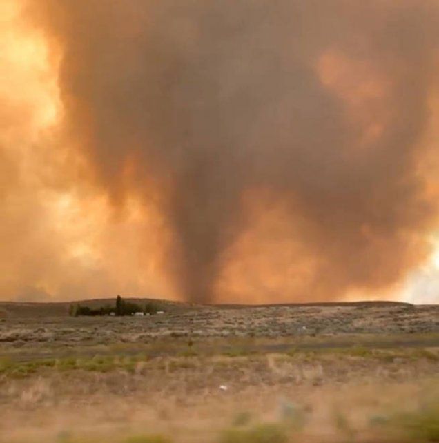Otra imagen del tornado provocado por el altísimo calor.