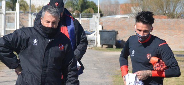 Lautaro Geminiani junto al entrenador Gustavo Álvarez