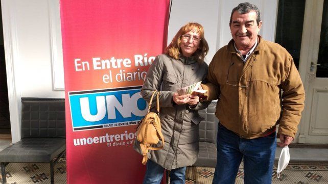 Ofelia y Juan Carlos en la sede de LT15 en Concordia.
