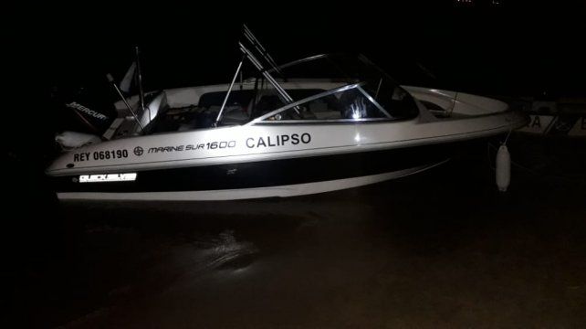 Una de las lanchas que encontraron en la isla.