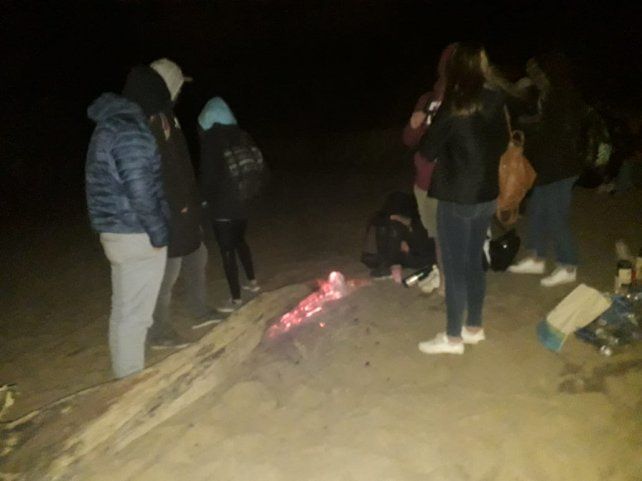 El fuego prendido en la isla puente.