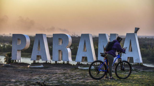 En la tarde de este domingo el incendio seguía largando humo.