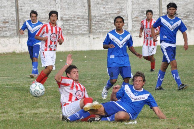 Hugo trabando en el piso con la camiseta de Sportivo Urquiza.