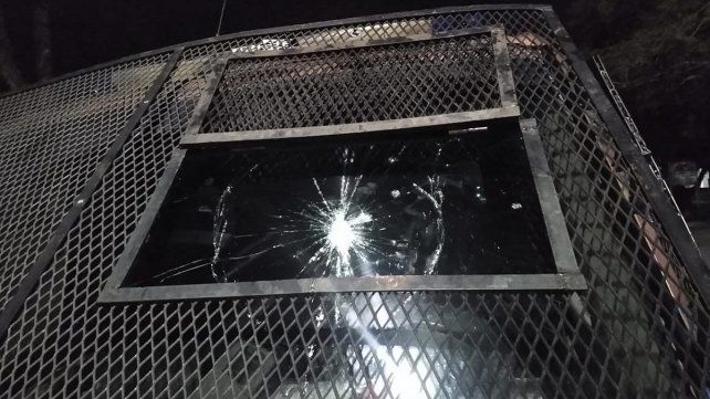 Detalle del móvil policial dañado en Paraná.