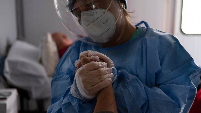 Los trabajadores de la salud que están en la primera fila junto a los pacientes con coronavirus, trabajan entre 13 y 14 horas diarias.