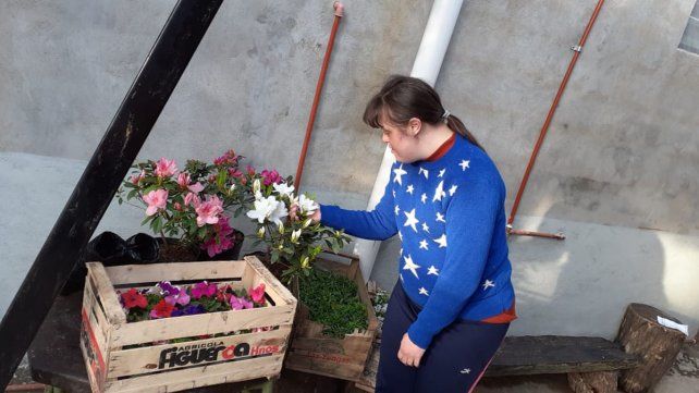 La joven de Santa Elena con síndrome de Down pudo expandir su emprendimiento gracias a la solidaridad de un viverista de Paraná