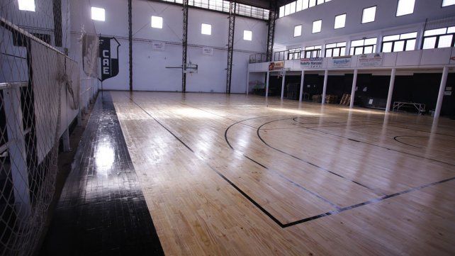 Brilla la segunda cancha del gimnasio del club del Parque Urquiza.