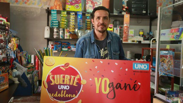 Orlando Fernández con parte del premio tiene pensando sorprender a un amigo especial.