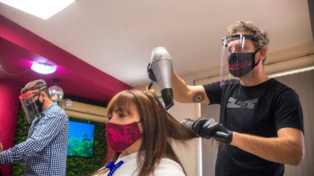 Los socios en el salón.