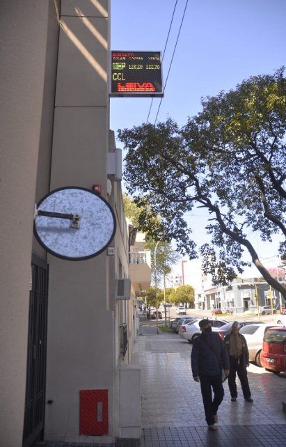 Una pantalla con la cotización del dólar, esta mañana en Paraná.