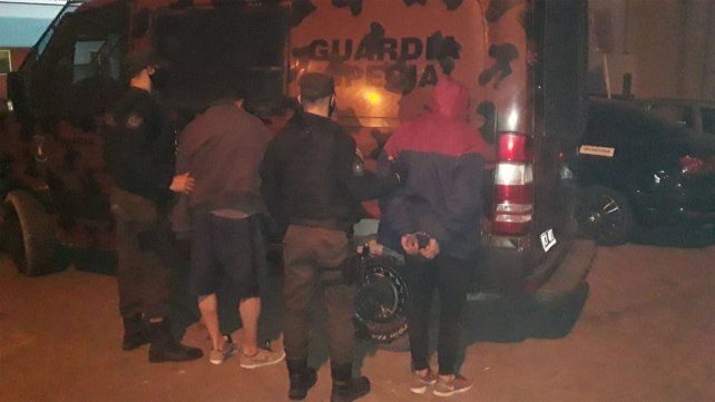 Policías heridos, móviles dañados y tres detenidos en Paraná