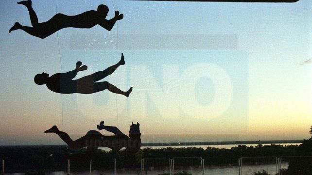 En 2005, familiares de víctimas de la dictadura realizaron una intervención en Paraná para representar los vuelos de la muerte.