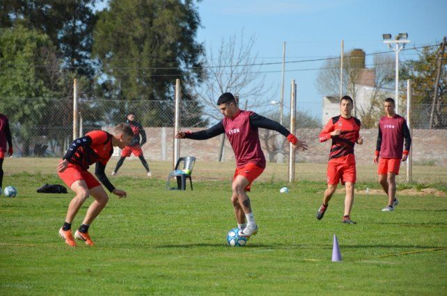 En Reserva Román se movió sobre la banda derecha del mediocampo. En Primera Álvarez lo evalúa como lateral.