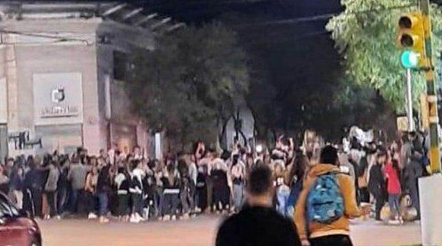 En el Día del Estudiante, y pese a las restricciones, cientos de jóvenes coparon las calles de Chajarí. 
