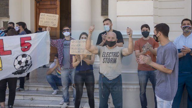 Paraná: estudian el regreso de los deportes colectivos de hasta 10 personas. Los dueños de las canchas de fútbol 5 protestaron hace un tiempo atrás frente a Casa de Gobierno