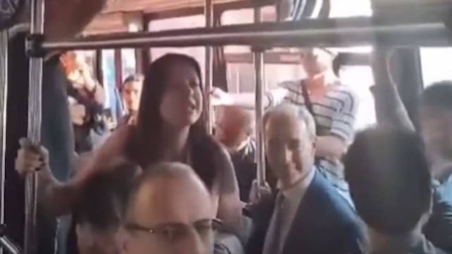 Sandra Pettovello se cruzó con unos pasajeros que la insultaron en el aeropuerto Sandra Pettovello se cruzó con unos pasajeros que la insultaron en el aeropuerto