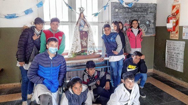 Escuelas. La patrona de la ciudad de Nogoyá bendice a los niños, adolescentes y jóvenes de los establecimientos educativos.