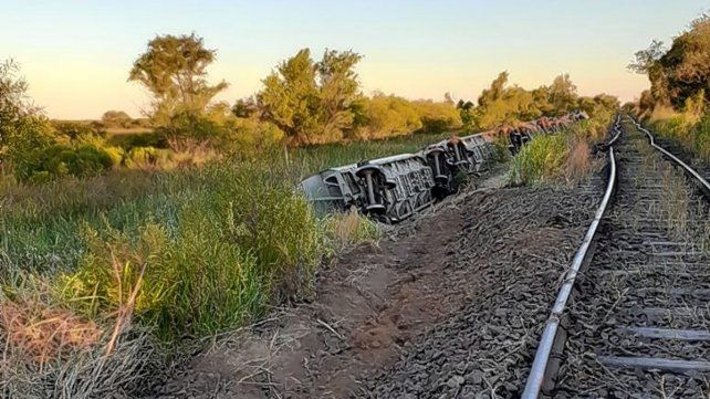 Un tren que transportaba trigo volcó este martes cerca del puente Zárate-Brazo Largo.