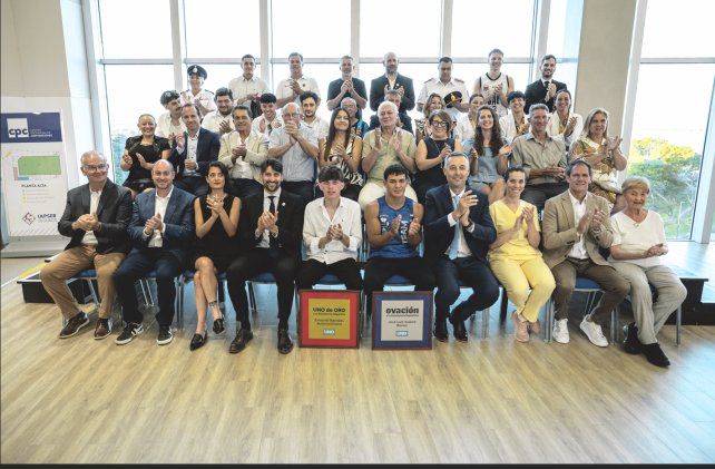 Los 38 Destacados del Año reunidos en el Centro Provincial de Convenciones (CPC), en una nueva ceremonia de UNO de Entre Ríos. Los 38 Destacados del Año reunidos en el Centro Provincial de Convenciones (CPC), en una nueva ceremonia de UNO de Entre Ríos.