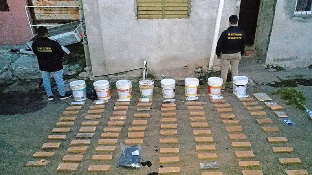 La pareja recibió prisión condicional por almacenar 75 kilos de marihuana. Señalan a un tal Molina como el dueño