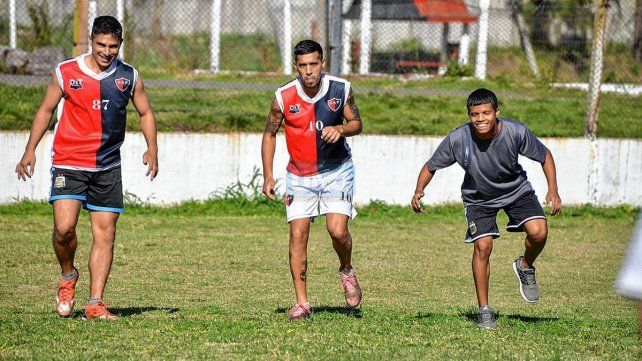 Claudio Gómez (en el medio) es una de las figuras de Palermo.