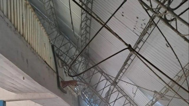 Club de Regatas Corrientes: se desplomó el techo y el muro del estadio Club de Regatas Corrientes: se desplomó el techo y el muro del estadio