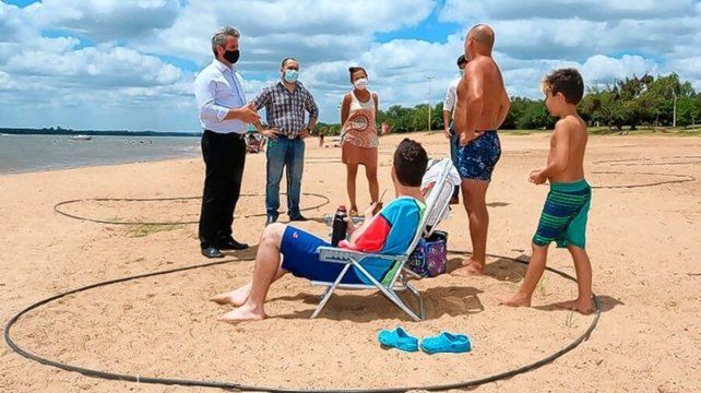 Una recorrida de las autoridades en una playa de Colón, donde también preocupan los casos de coronavirus.