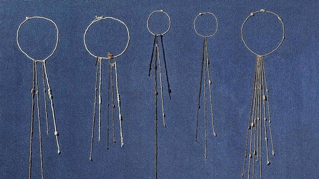 En la exposición se podrán apreciar antiguos khipus. Para confeccionarlos, los incas usaban algodón y fibras de camélidos. 