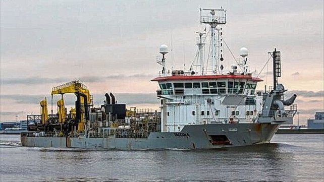 La nave de Jan de Nul, llevando adelante las tareas de dragado en Barranquilla. Un consorcio liderado por una empresa de China no pudo hacerlo.