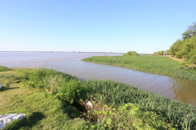 La imagen es tan bella como peligrosa. El contaminado arroyo Las Viejas desemboca en el río Paraná y contamina la playa del Thompson. Foto UNO Archivo. Diego Arias.