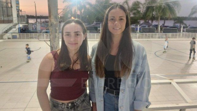 María Eva Doce y Rocío Hernández delante depista de Rowing, donde aprendieron a jugar hockey sobre patines. María Eva Doce y Rocío Hernández delante depista de Rowing, donde aprendieron a jugar hockey sobre patines.