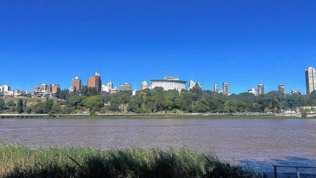 Frente a Paraná, el Islote Curupí conserva humedales, especies nativas y un ecosistema esencial para el equilibrio ambiental del río. Frente a Paraná, el Islote Curupí conserva humedales, especies nativas y un ecosistema esencial para el equilibrio ambiental del río.