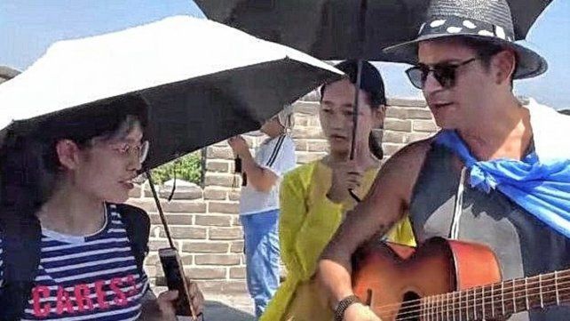 Yamil Ponce entonó la Canción de Puerto Sanchez en la Muralla China.