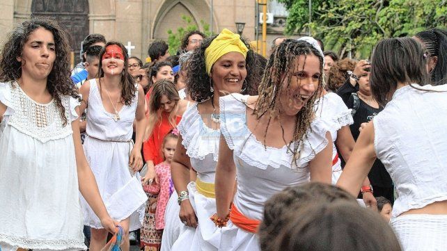 RITUAL. Marina Crespo, en pleno contrafestejo, en plaza Alvear.