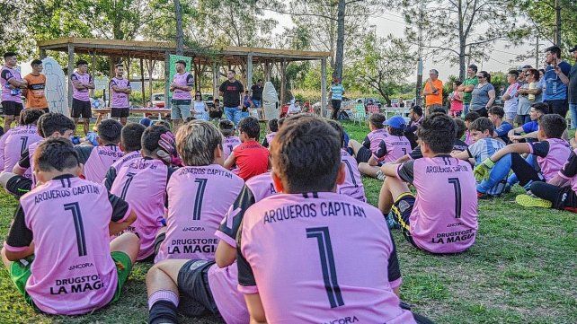 Los arqueros presentes atentos a las palabras de Sebastián Bértoli, padrino de la instutición. Los arqueros presentes atentos a las palabras de Sebastián Bértoli, padrino de la instutición.