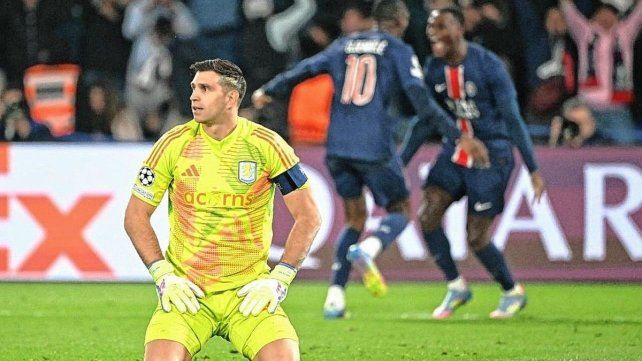 Dibu Martínez tuvo una buena actuación, pero no logró evitar la derrota de Aston Villa en el inicio de los cuartos de final de la Liga de Campeones. Dibu Martínez tuvo una buena actuación, pero no logró evitar la derrota de Aston Villa en el inicio de los cuartos de final de la Liga de Campeones.