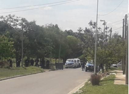 La tensión frente a la villa Papa Francisco.