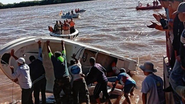 Un pescador de Chajarí iba en una lancha que se dio vuelta en Goya. Un pescador de Chajarí iba en una lancha que se dio vuelta en Goya.