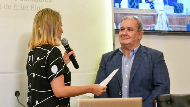 Laura Stratta el toma juramento a Daniel Olano, vicepresidente primero del Senado.