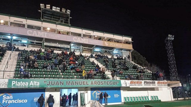 El partido arrancó a las 21.54 por la falta de luz en el estadio.