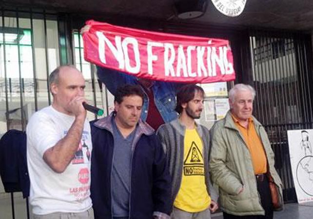 Francisco Larocca (segundo desde la izquierda) en una de las protestas contra el fracking. Foto Gentileza/Máxima. Francisco Larocca (segundo desde la izquierda) en una de las protestas contra el fracking. Foto Gentileza/Máxima.