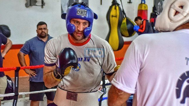 El peso Crucero local Franco Catena realizará su quinto combate en el plano rentado. Pelearía a cuatro asaltos, pero no está descartada la posibilidad de que tenga su primer compromiso a seis vueltas. El peso Crucero local Franco Catena realizará su quinto combate en el plano rentado. Pelearía a cuatro asaltos, pero no está descartada la posibilidad de que tenga su primer compromiso a seis vueltas.