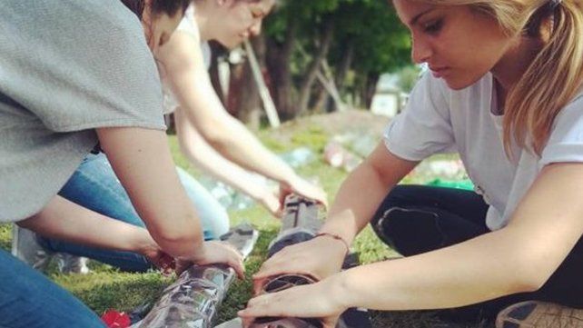 Manos a la obra. Voluntarios de la Fundación ya empezaron a construir el primer calefón solar.