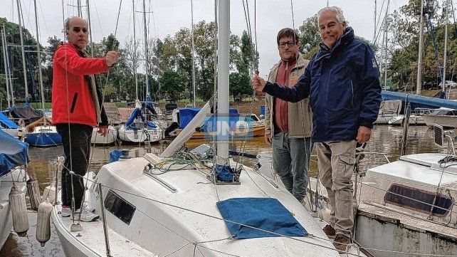 Pablo Mayol (azul) y parte de su tripulación en el Club Náutico Paraná. Pablo Mayol (azul) y parte de su tripulación en el Club Náutico Paraná.