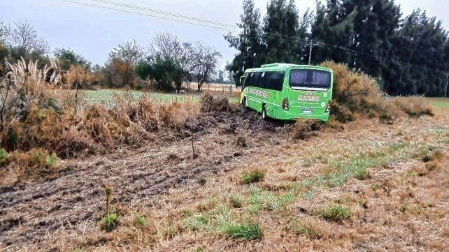 El colectivo chocó una cubierta desprendida de un camión en la Ruta 12. El colectivo chocó una cubierta desprendida de un camión en la Ruta 12.